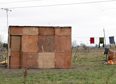 Le usurparon un terreno en Ciudadela y construyeron una casilla