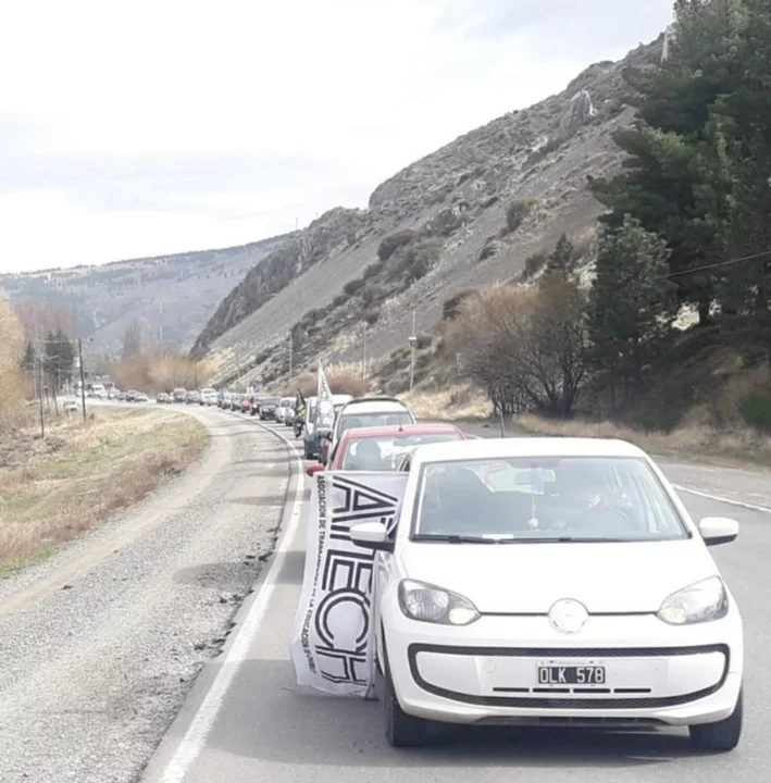 Despidieron a las docentes de Comodoro fallecidas con una caravana a la salida de Esquel