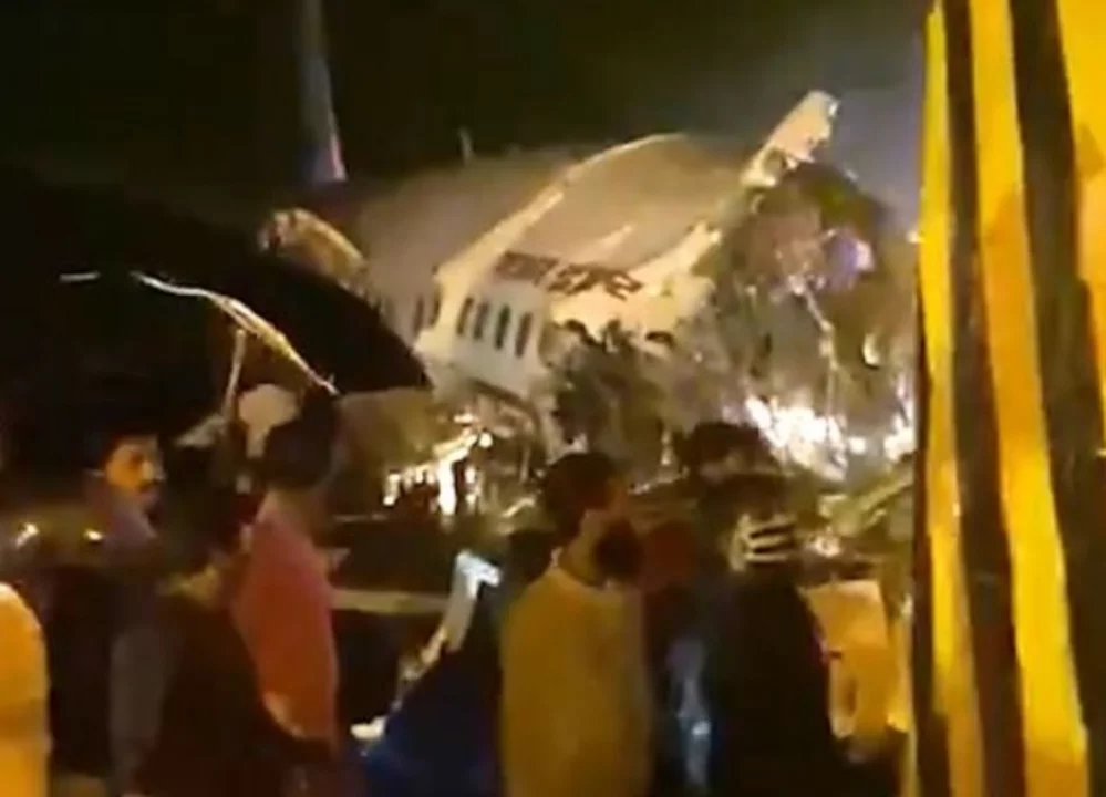 Se estrelló y se partió en dos un avión en la India: al menos 17 muertos y 15 heridos graves