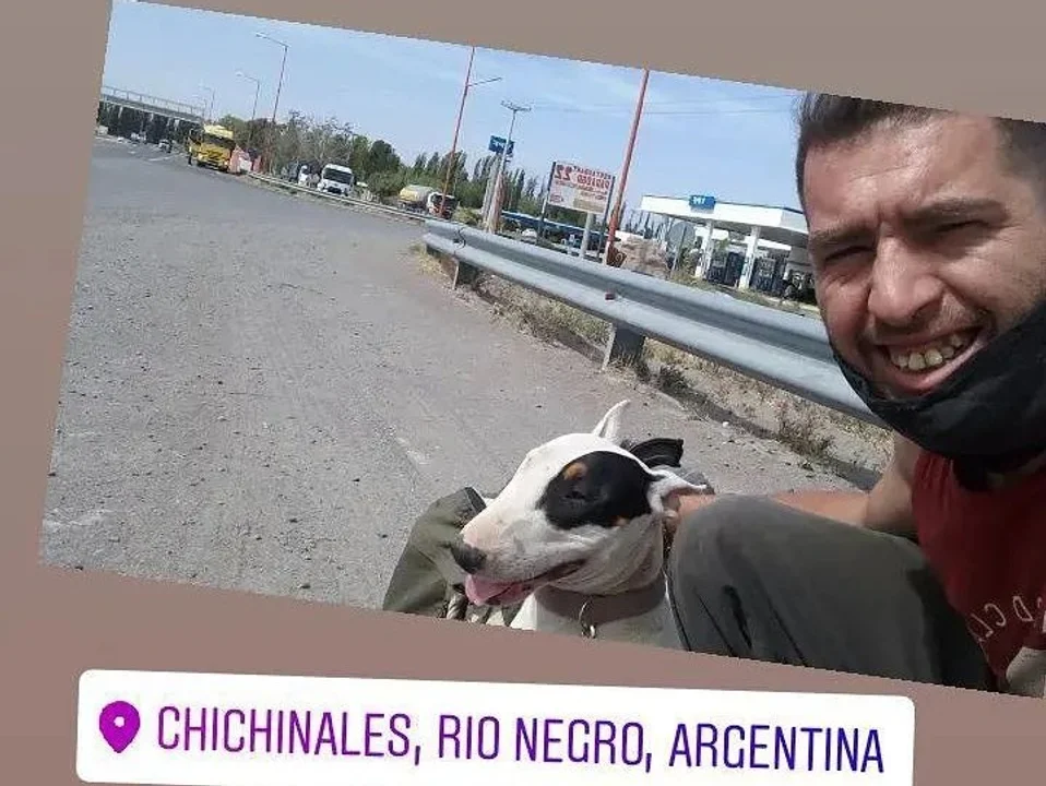 Un hombre viaja 1.200 km a dedo con su perra para llegar a Comodoro