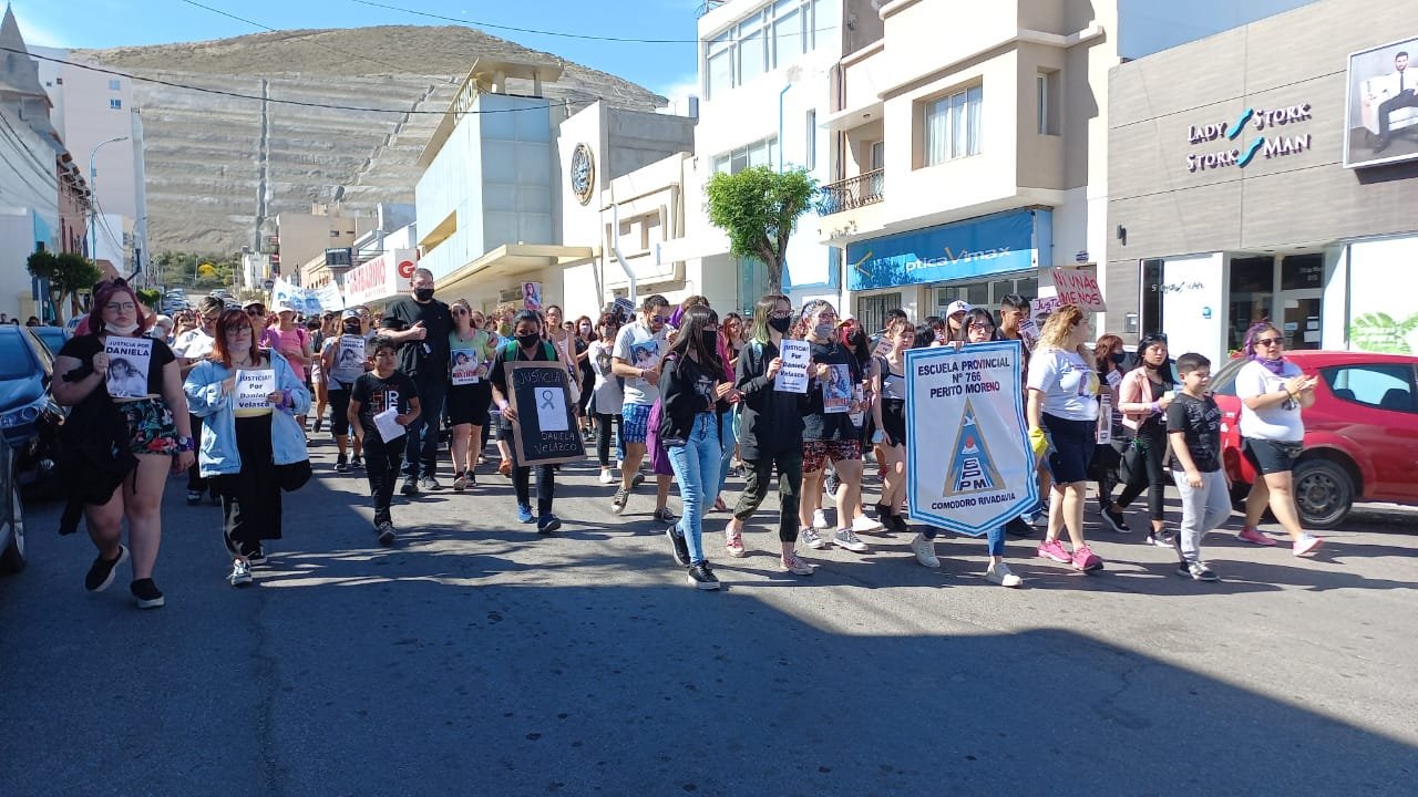 Comodoro marchó para pedir justicia por el femicidio de Daniela Velasco -  ADNSUR - Claudia Daniela Velasco tenía 53 años, era docente y madre de dos  chicas. Fue asesinada por un hombre