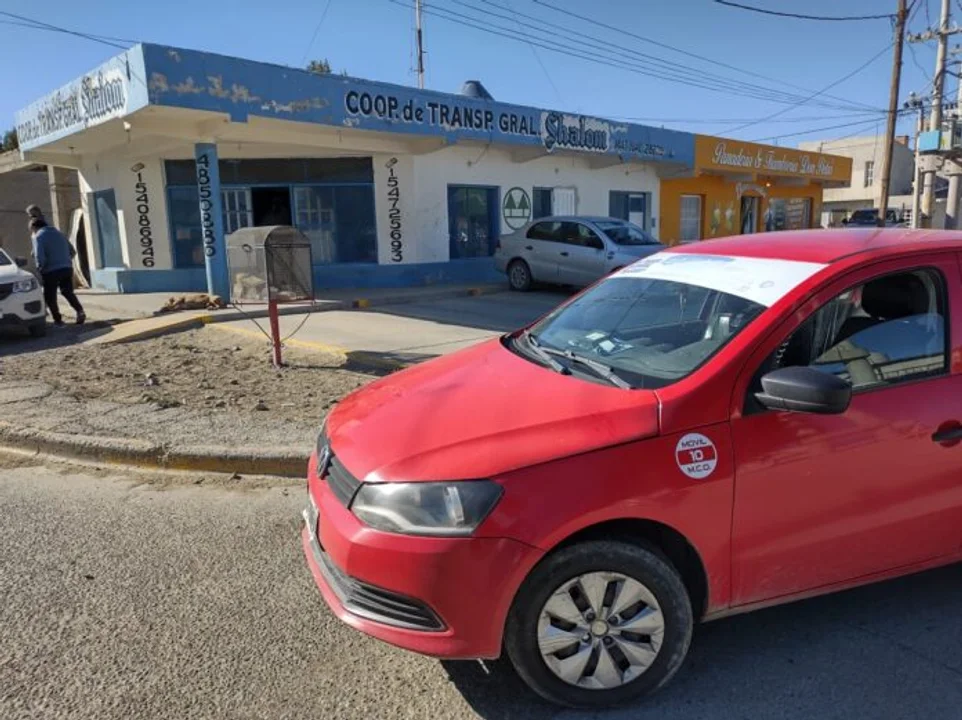 Asaltaron una remisería en moto y uno de los choferes los embistió con el auto