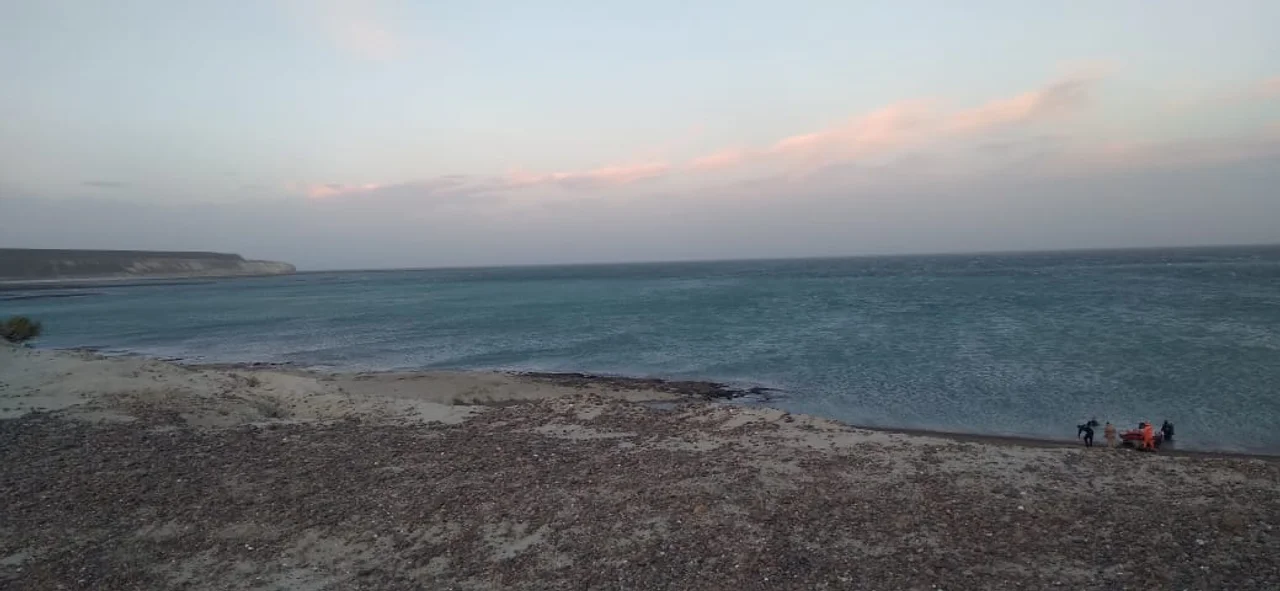 Buscan a un hombre arrastrado por la corriente en una balsa en la playa de Caleta Córdova