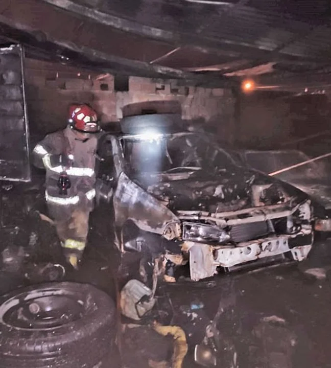 Los bomberos estuvieron más una hora y media apagando el fuego. Foto: Radio 3