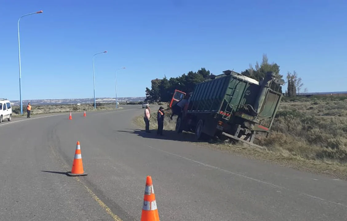Un camión casi vuelca en la ruta y quedó atascado en la banquina. Foto: Radio 3.