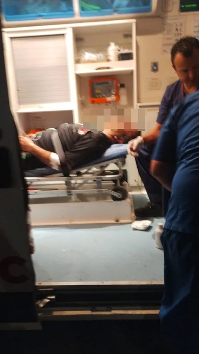 Discutió con su hijo, se cayó y se clavó un cuchillo en el pecho: está grave en el Hospital Regional 