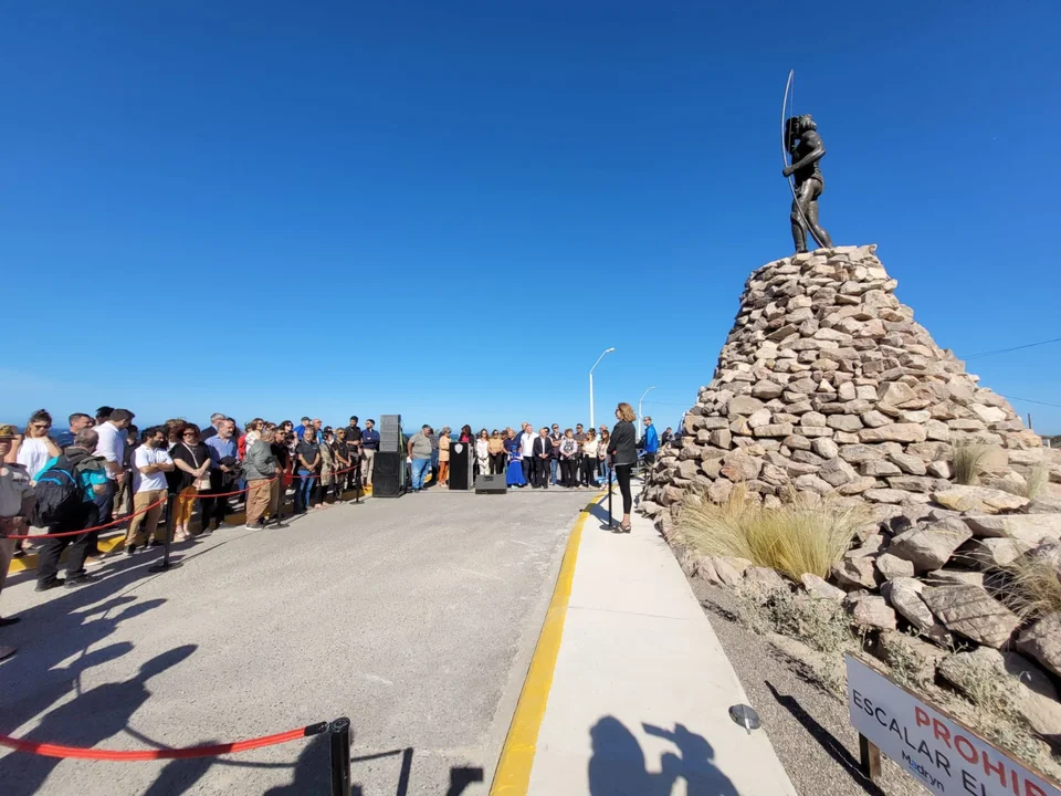 Puerto Madryn: quedó nuevamente inaugurado el Monumento al Indio Tehuelche luego de su restauración ADNSUR - La escultura fue colocada en su sitio original, luego de atravesar un de restauración