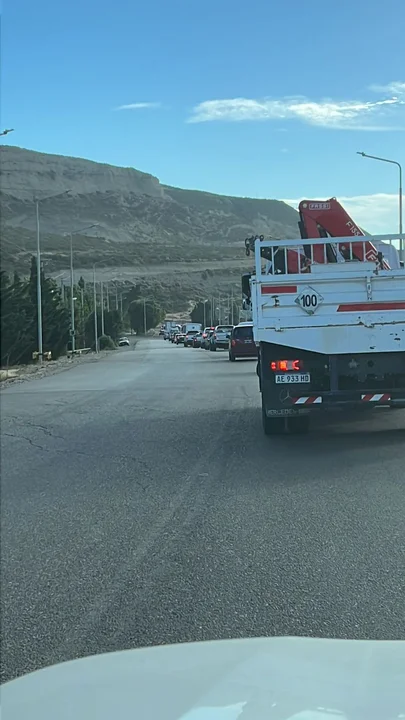 A paso de hombre: complicaciones para transitar por los caminos alternativos en Comodoro.