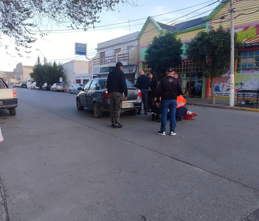 Andaba en el auto sin carnet y atropelló a una mujer: le secuestraron el vehículo