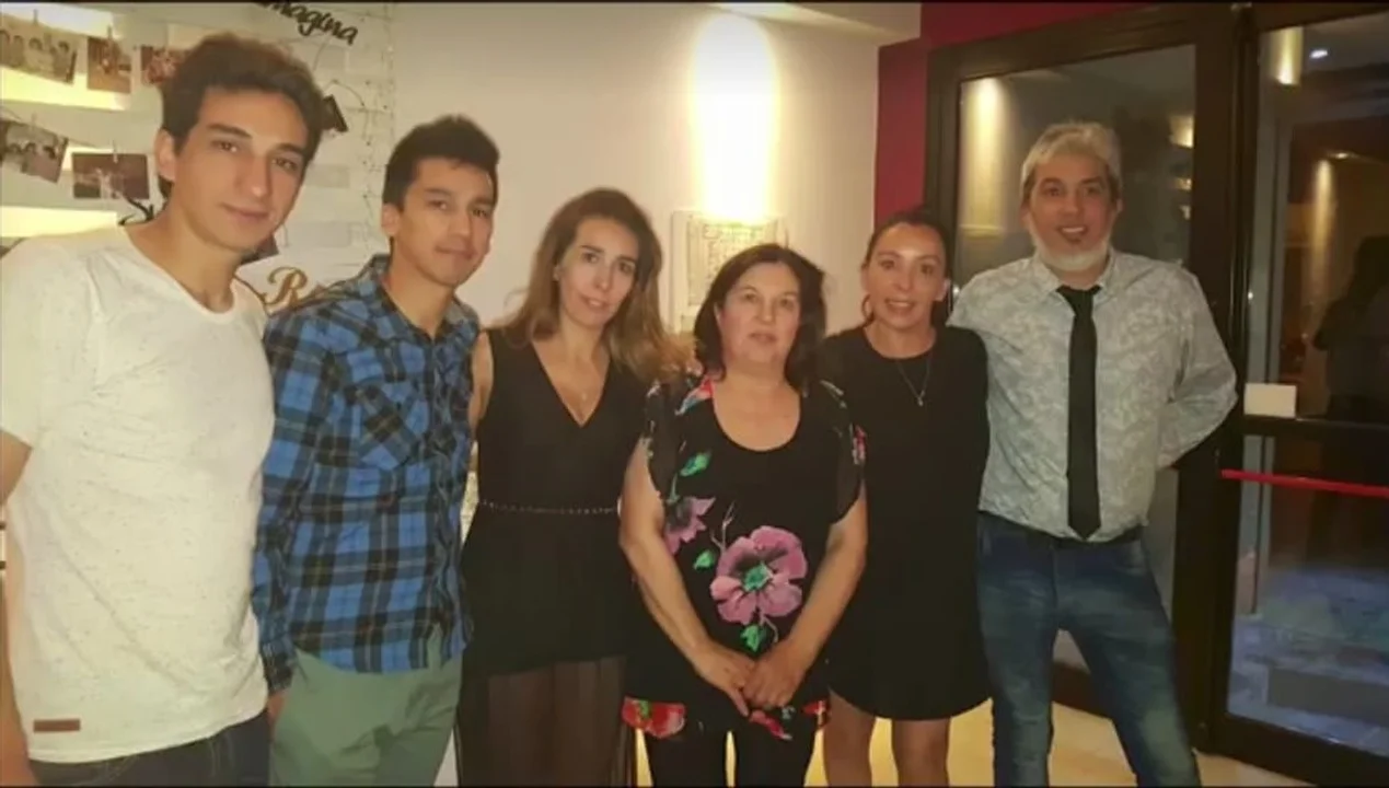 Silvia Luis, la creadora de La Calesita junto a sus hijos. Foto: Archivo Familiar.