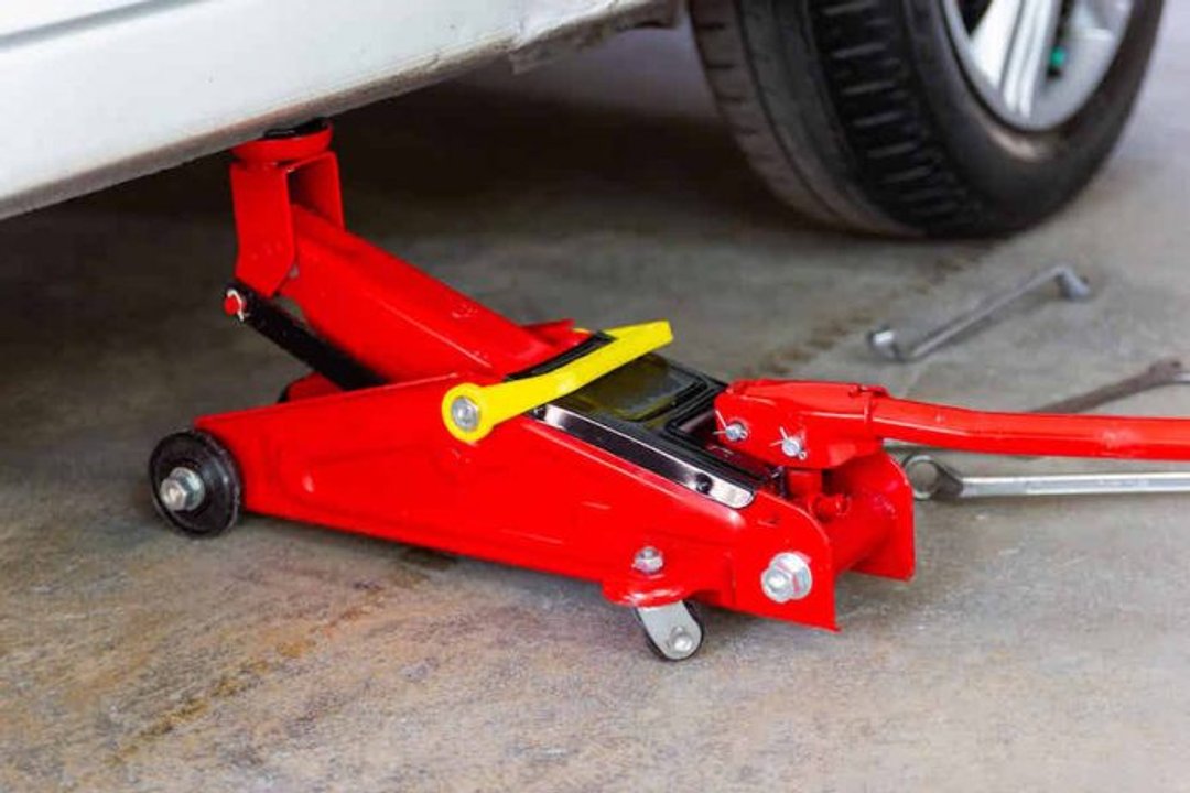 Tragedia en General Roca: un mecánico falleció aplastado por un automóvil
