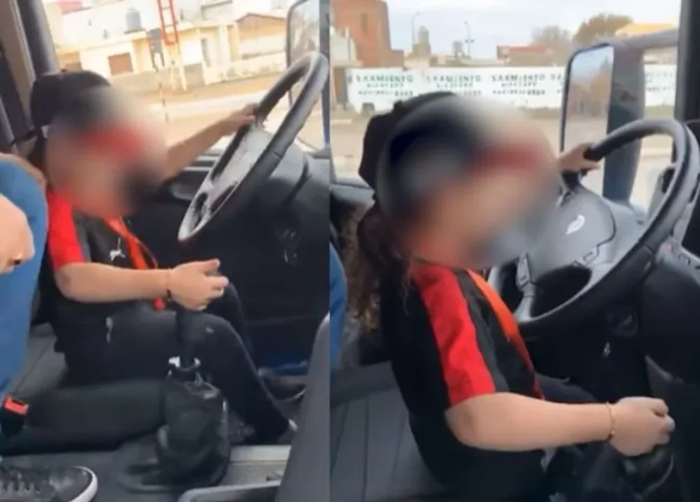 Hizo manejar a un nene una camioneta y un camión en la ruta y le sacaron la licencia de conducir