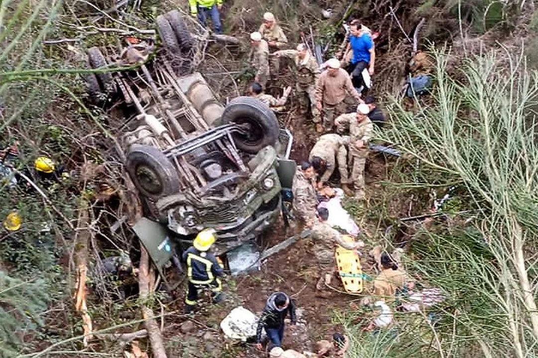 Tragedia en la Patagonia: volcó un camión con soldados del Ejército y  hay cuatro víctimas fatales Foto: La Nación