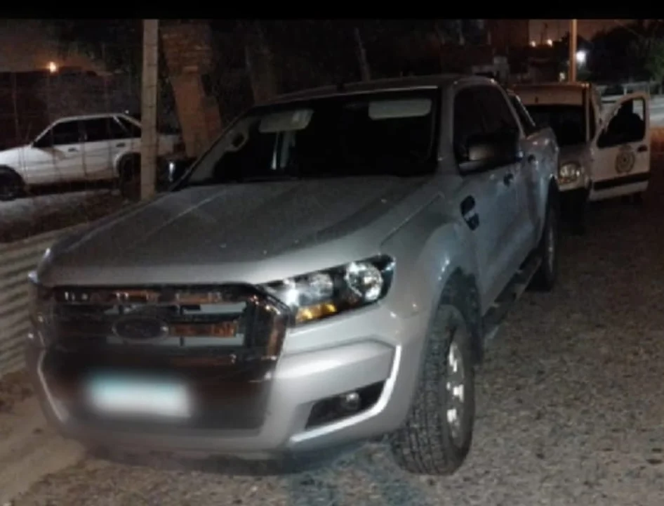 Los ladrones se robaron la camioneta de la pareja, pero la abandonaron a pocas cuadras del lugar.