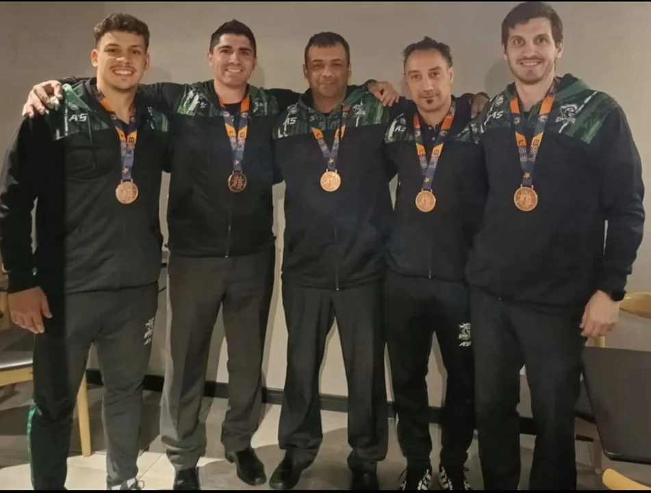 El staff técnico de Gimnasia de Comodoro, bronce en la Liga Sudamericana de Básquet 2023