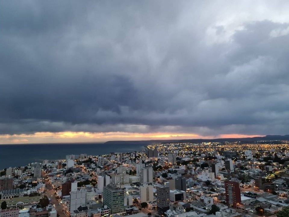 noticiaspuertosantacruz.com.ar - Imagen extraida de: https://adnsur.com.ar/sociedad/el-alerta-meteorologico-para-comodoro-y-rada-tilly-por-fuertes-lluvias-y-vientos-ahora-alcanza-hasta-el-jueves_a660ab4acb385aa311456eeee