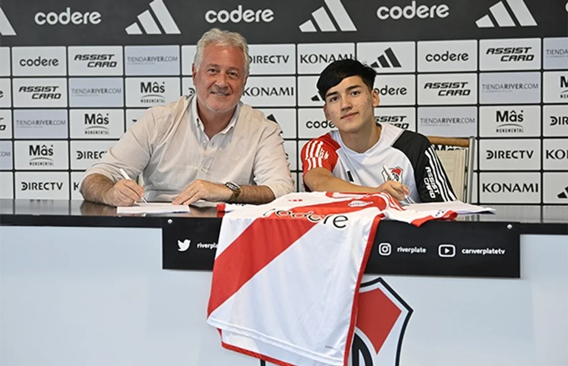 Ian Subiabre, uno de sus días más importantes como profeisonal, en una histórica firma de contrato en River | Foto: Prensa River