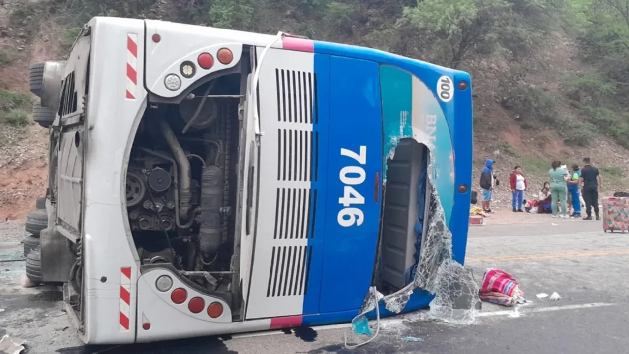 Un camión cruzó de carril, chocó de frente contra un colectivo y mató a tres pasajeros. FotoS: El Tribuno