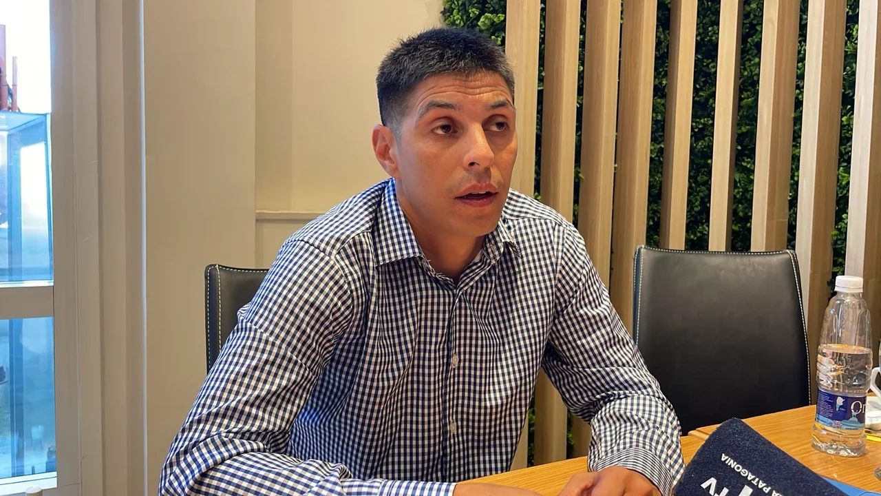 “Pitu” Barrientos tras la suspensión y los incidentes: “ojalá se pueda jugar el partido y que gane el mejor en una cancha” 