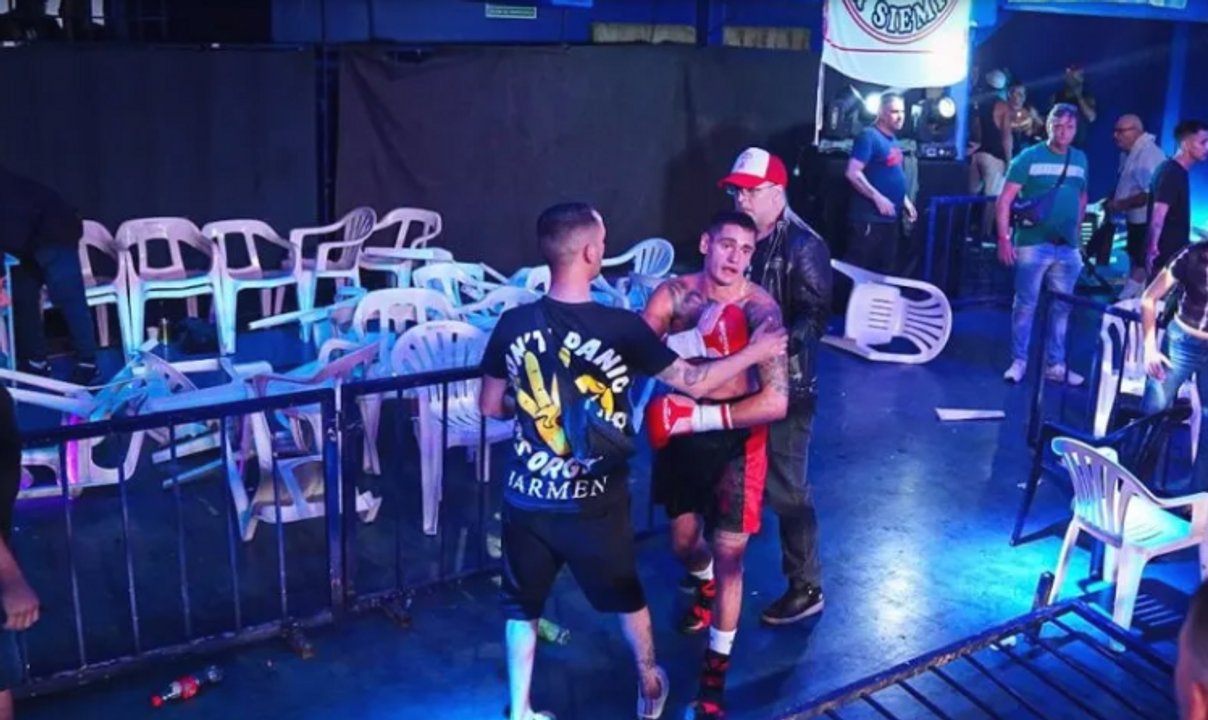 noticiaspuertosantacruz.com.ar - Imagen extraida de: https://adnsur.com.ar/deportes/suspendieron-una-pelea-de-box-por-una-brutal-gresca-de-barras-de-futbol-abajo-del-ring_a65f6dbe7422017281a352611