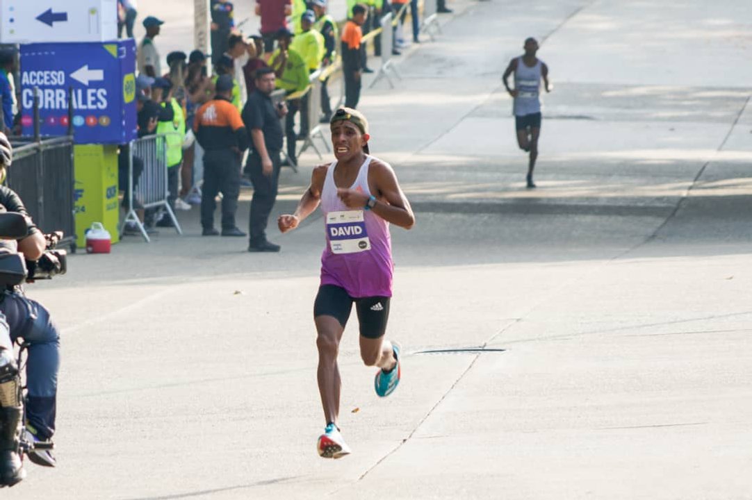 noticiaspuertosantacruz.com.ar - Imagen extraida de: https://adnsur.com.ar/deportes/-orgullo-chubutense--david-rodriguez-gano-los-42k-del-maraton-caf-en-caracas_a65f709c6422017281a36dfc0