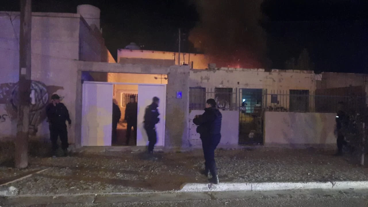 Trágico incendio en Comodoro: murió un hombre atrapado en una habitación.