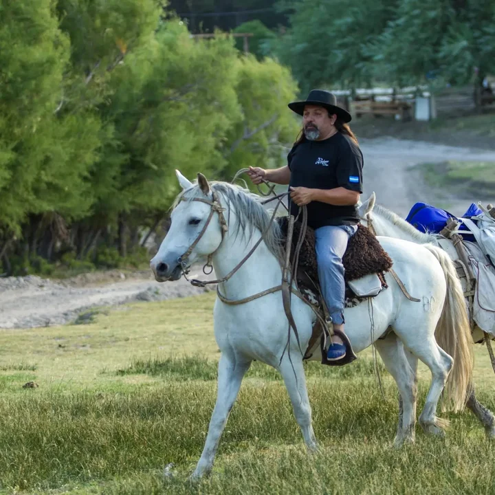 Volver a las raíces, el camionero que creó un emprendimiento de cabalgatas en el campo que alguna vez fue de sus bisabuelos