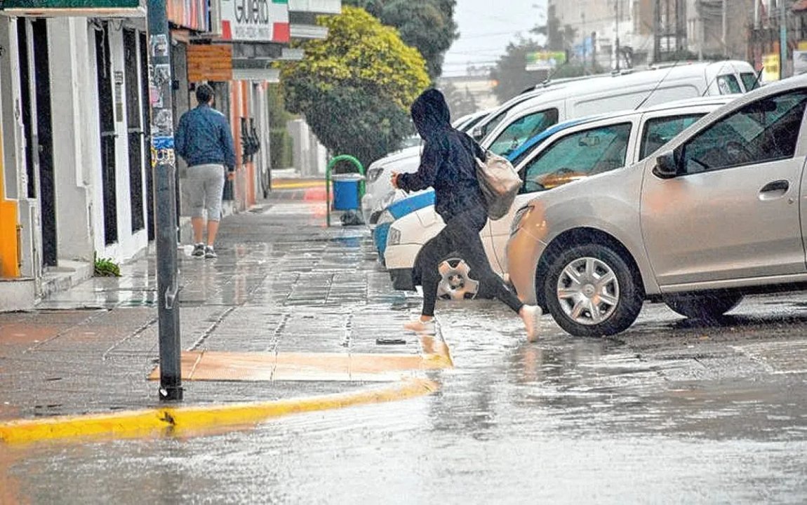 noticiaspuertosantacruz.com.ar - Imagen extraida de: https://adnsur.com.ar/sociedad/lluvias-en-comodoro--aseguran-que-los-pluviales-funcionan-bien-y-hay-entrega-de-nylon-en-las-vecinales_a660c6914499746f7582b8aad