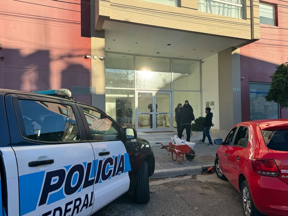 noticiaspuertosantacruz.com.ar - Imagen extraida de: https://adnsur.com.ar/sociedad/cierre-de-oficinas-del-enacom--en-comodoro-hay-custodia-policial-y-los-empleados-denuncian-que-no-pueden-entrar_a660d492eaecd2ab989c053d1