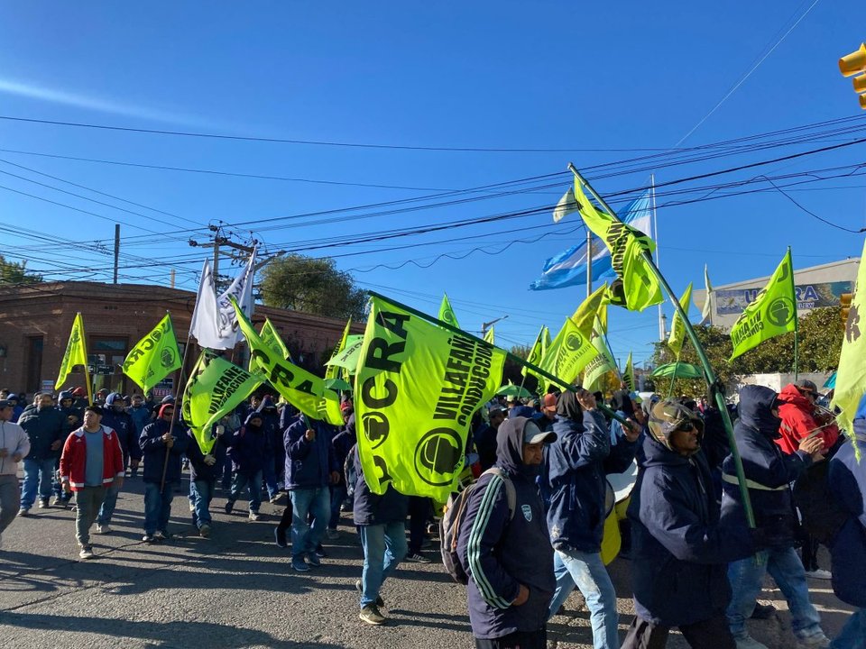 noticiaspuertosantacruz.com.ar - Imagen extraida de: https://adnsur.com.ar/sociedad/trelew--trabajadores-de-la-construccion-se-manifiestan-contra-el-aumento-de-las-tarifas-de-luz_a66154ddc6dd42ecd3076492a