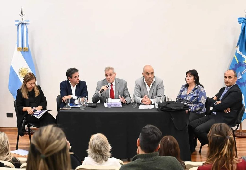 noticiaspuertosantacruz.com.ar - Imagen extraida de: https://adnsur.com.ar/sociedad/la-legislatura-tratara-este-jueves-la-ampliacion-de-ficha-limpia-y-declarara-la-emergencia-alimentaria-y-en-seguridad_a6616f4544a9229edaa558a6a