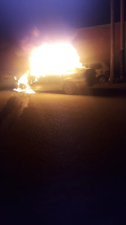 Se incendió un auto en la madrugada y las llamas lo destruyeron: sospechan que fue intencional