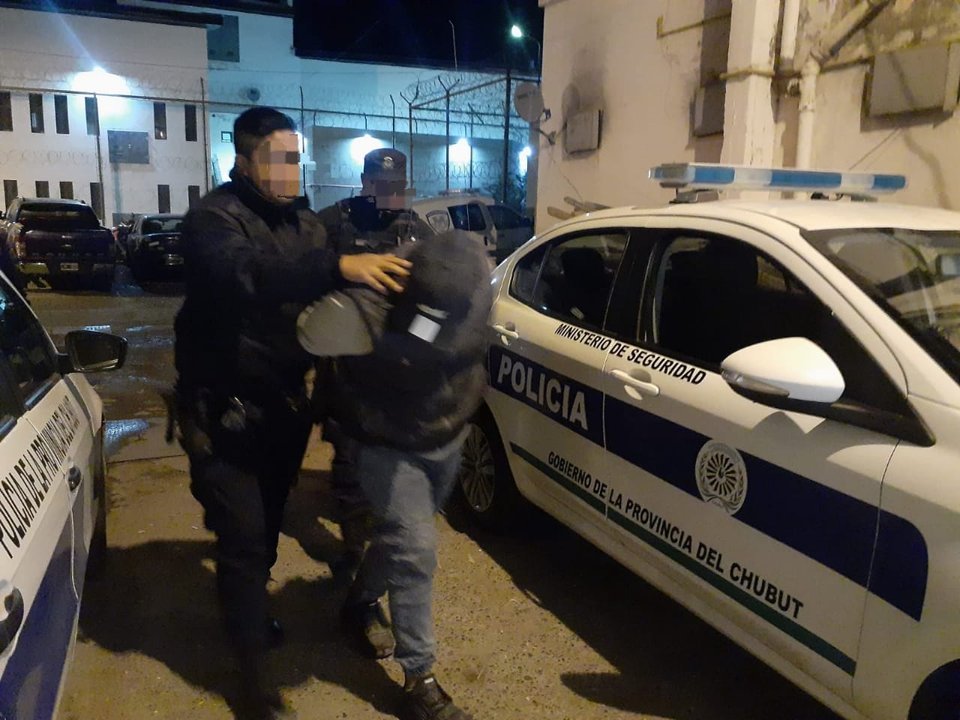 noticiaspuertosantacruz.com.ar - Imagen extraida de: https://adnsur.com.ar/policiales---judiciales/un-hombre-ataco-a-un-taxista-con-un-matafuegos-en-pleno-barrio-roca_a661a8151751736d8ddd8cf57