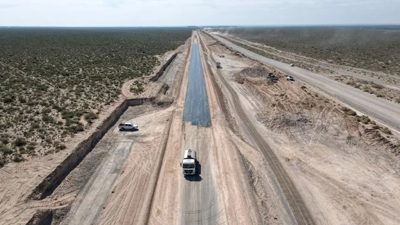 noticiaspuertosantacruz.com.ar - Imagen extraida de: https://adnsur.com.ar/petroleo/neuquen-analiza-utilizar-residuos-petroleros-para-pavimentar-rutas-en-vaca-muerta_a66217bca59de390a84b5f5d4