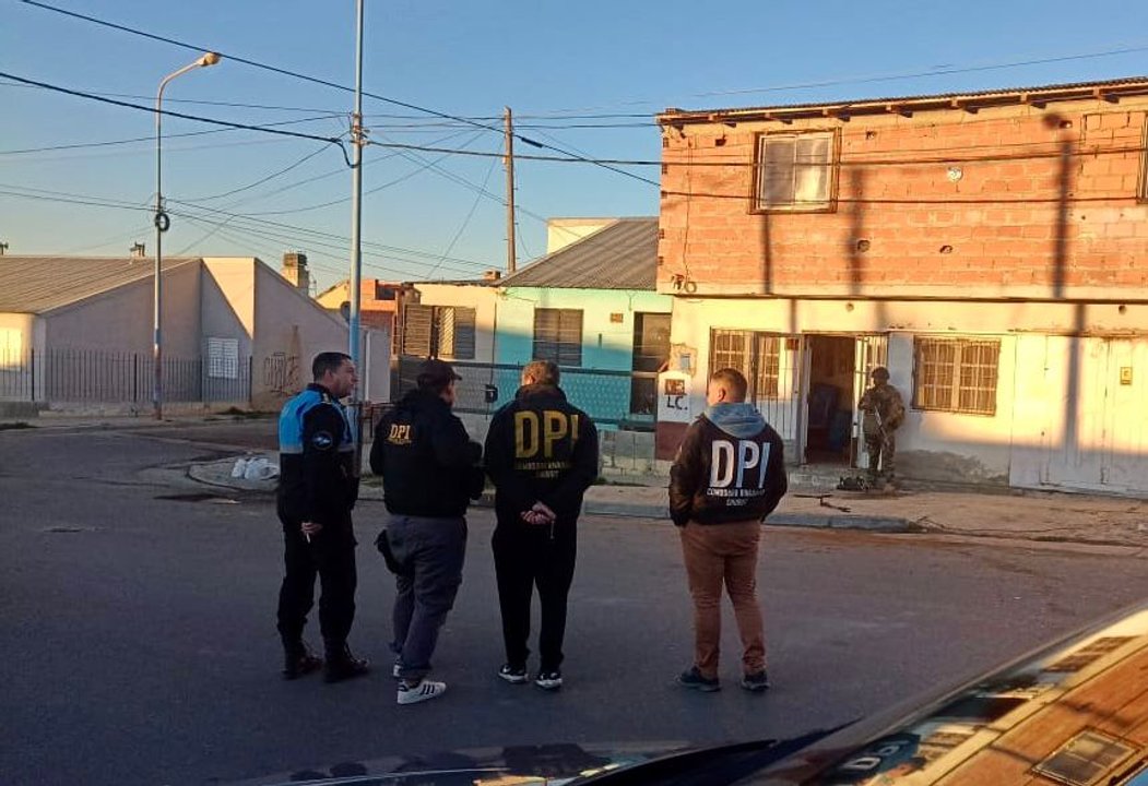 noticiaspuertosantacruz.com.ar - Imagen extraida de: https://adnsur.com.ar/policiales---judiciales/en-distintos-allanamientos-conjuntos-en-distintos-puntos-de-comodoro-secuestraron-armas-ilegales--6-detenidos_a662533596173472243f49a81