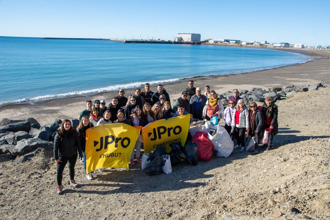 noticiaspuertosantacruz.com.ar - Imagen extraida de: https://adnsur.com.ar/politica/la-juventud-pro-realizo-una-limpieza-masiva-en-playas-de-chubut-por-el-dia-de-la-tierra_a66258826c79687425be1b315