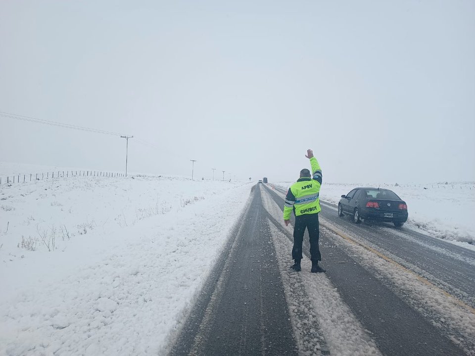 noticiaspuertosantacruz.com.ar - Imagen extraida de: https://adnsur.com.ar/sociedad/como-prepararse-para-conducir-en-condiciones-de-hielo-y-nieve-en-chubut_a662e93a0b1a6e964781bc53e