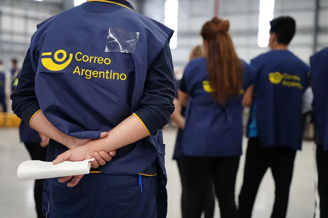 noticiaspuertosantacruz.com.ar - Imagen extraida de: https://adnsur.com.ar/sociedad/comenzaron-a-despedir-a-cientos-de-trabajadores-del-correo-argentino-y-abren-un-retiro-voluntario_a662eb038b1a6e964781d0ffc