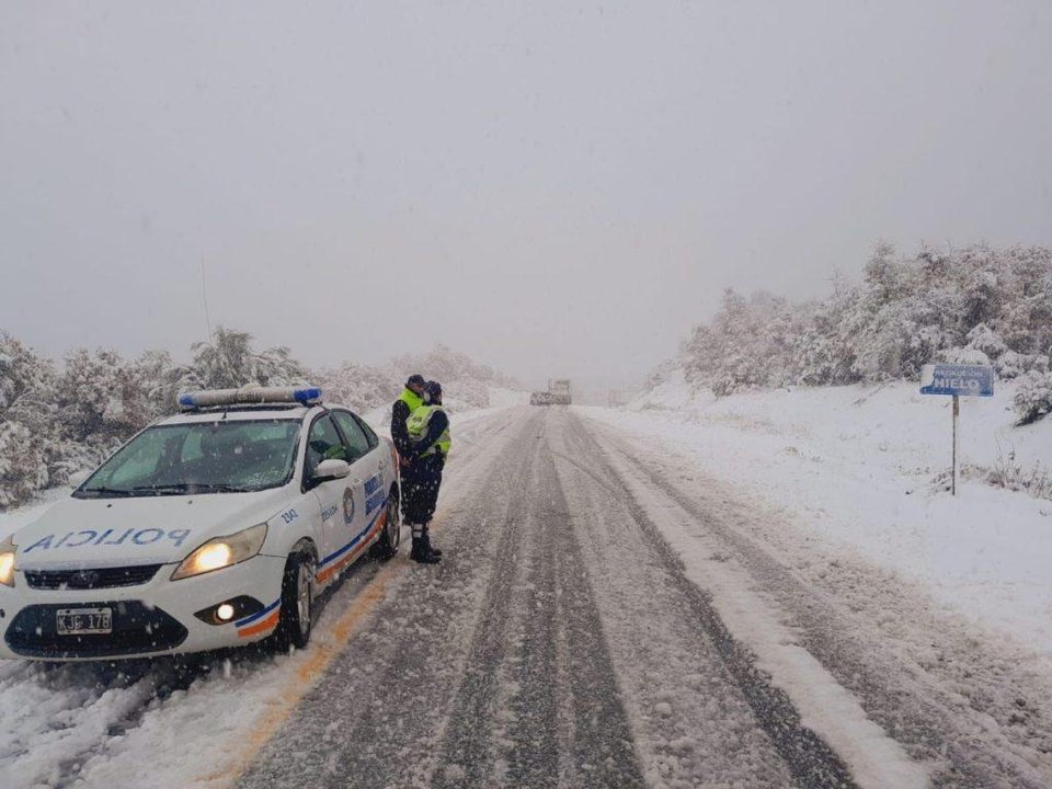 noticiaspuertosantacruz.com.ar - Imagen extraida de: https://adnsur.com.ar/sociedad/habilitaron-el-transito-en-la-ruta-40-pero-recomiendan-extrema-precaucion-por-la-nieve_a6630c83b5255a707fb346213