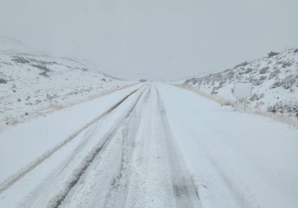 noticiaspuertosantacruz.com.ar - Imagen extraida de: https://adnsur.com.ar/sociedad/por-la-nieve--piden-transitar-con-precaucion-por-la-ruta-26-en-el-tramo-sarmiento---empalme-con-ruta-40_a663151f3604e18bd122be898