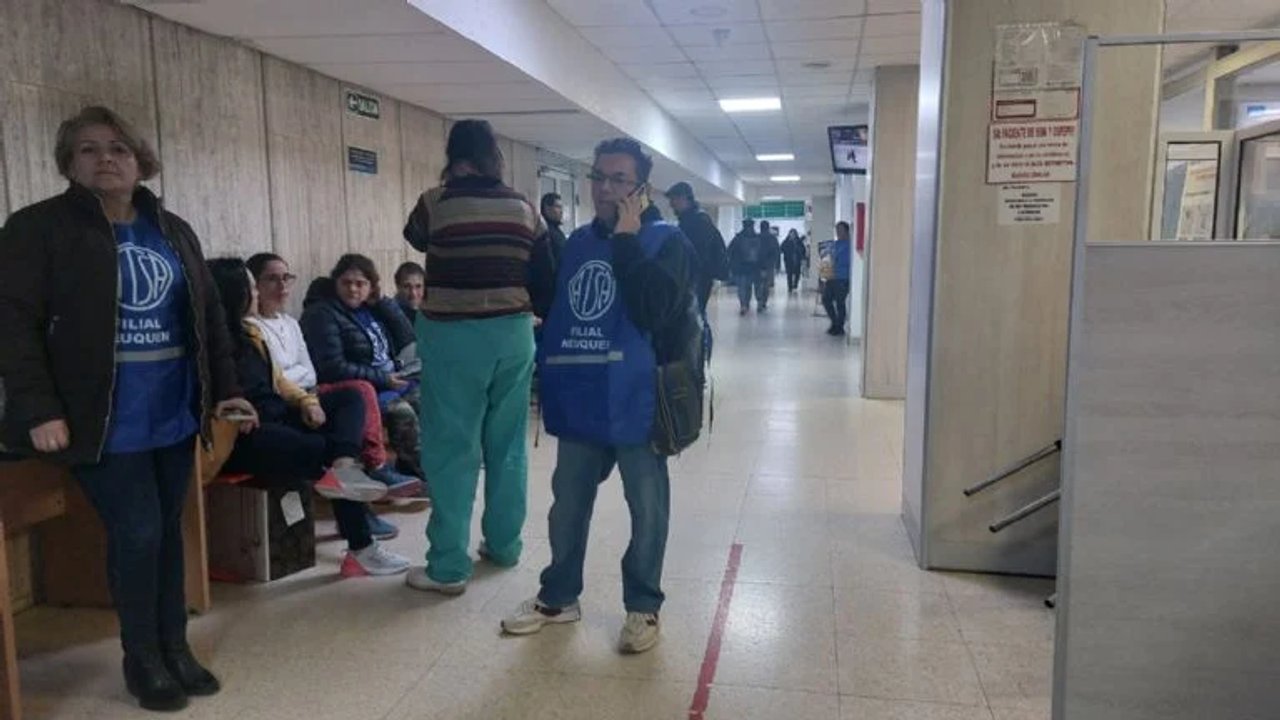 noticiaspuertosantacruz.com.ar - Imagen extraida de: https://adnsur.com.ar/sociedad/conflicto-salarial-en-el-policlinico-modelo--retencion-de-tareas-y-suspension-de-cirugias_a663e1dc3b576d003a7bbe7d8