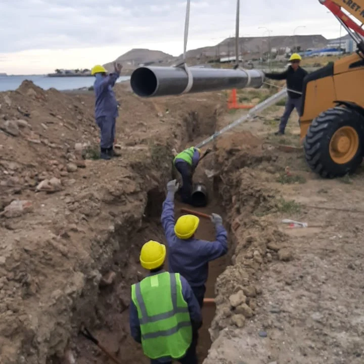 La obra del emisario marino en zona norte, para atenuar la descarga de efluentes cloacales al mar, tuvo formal en febrero de 2023 pero quedó rápidamente paralizada.