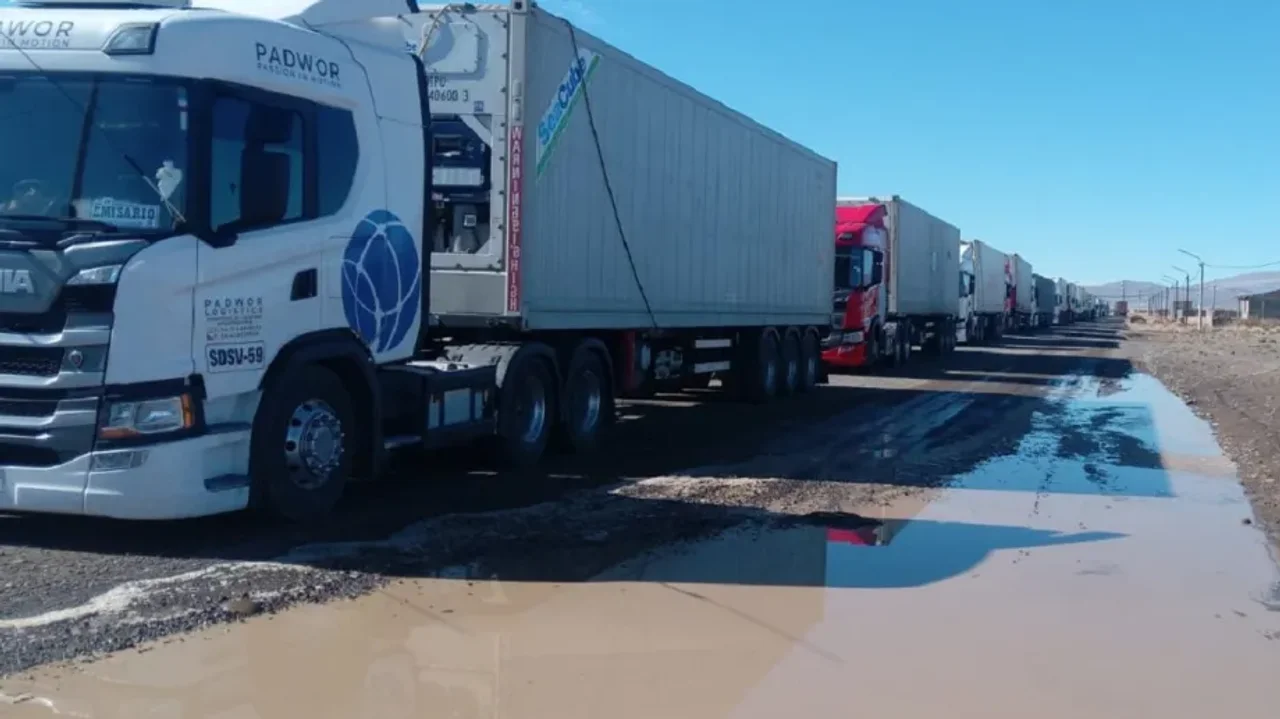 Habilitaron el tránsito en el Paso Pino Hachado: 200 camiones varados podrán pasar de Neuquén a Chile