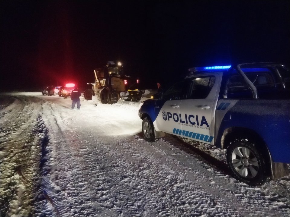 noticiaspuertosantacruz.com.ar - Imagen extraida de: https://adnsur.com.ar/policiales---judiciales/rescataron-a-policias-de-santa-cruz-que-quedaron-varados-en-medio-de-un-temporal-de-nieve_a666f75af6af671022d710819