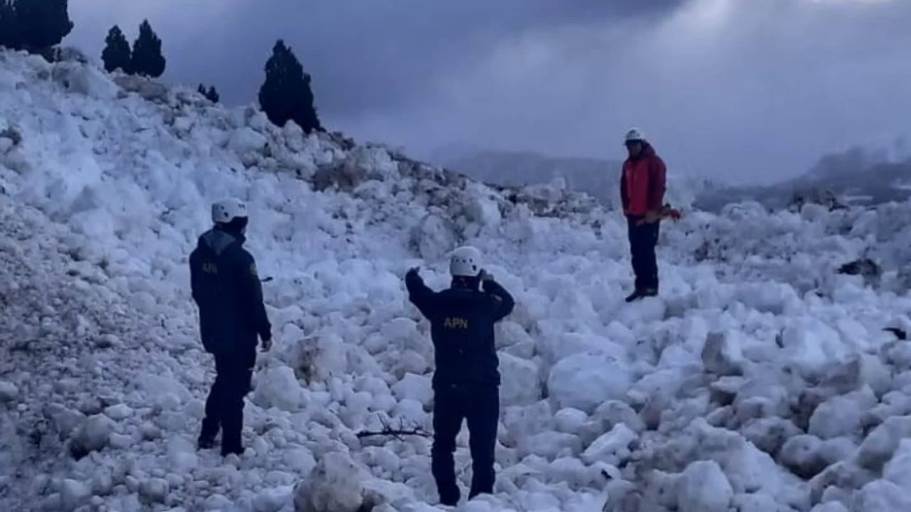 Habilitaron el camino que fue enterrado por una avalancha en Junín de los Andes