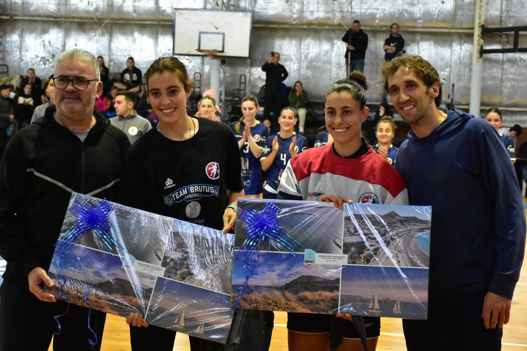 noticiaspuertosantacruz.com.ar - Imagen extraida de: https://adnsur.com.ar/deportes/fiorella-y-micaela-corimberto--fueron-reconocidas-en-comodoro-tras-ser-subcampeonas-mundiales-de-beach-handball_a667f84e380f1e8e60b21397a