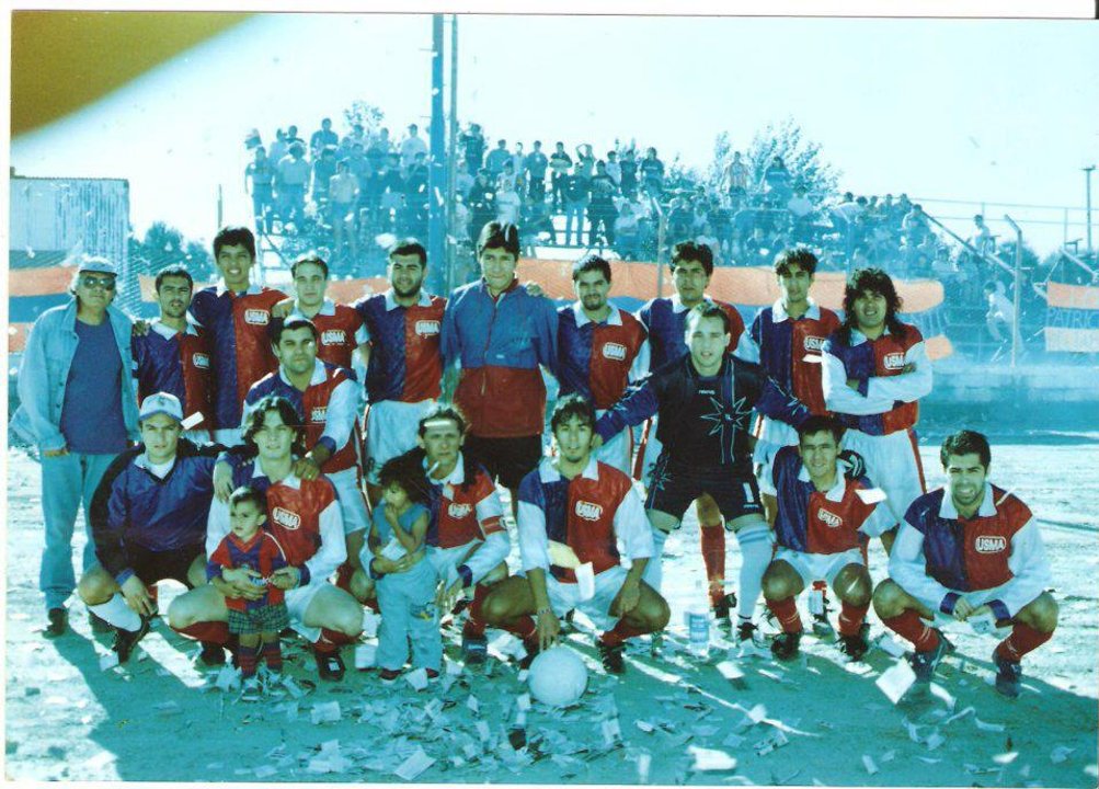 Páez (utilero), Gajardo, en el plantel de USMA la tarde del ascenso ante Sarmiento | Foto: Prensa USMA