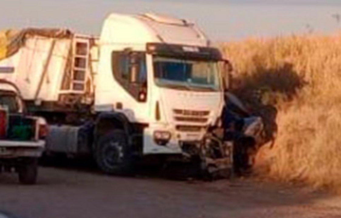 noticiaspuertosantacruz.com.ar - Imagen extraida de: https://adnsur.com.ar/policiales---judiciales/tragedia-en-la-ruta--impactante-choque-frontal-entre-un-auto-y-un-camion-dejo-dos-muertos_a668c88670a4e702d1cc9d2e3