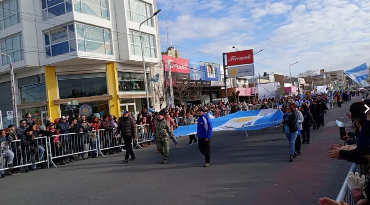 noticiaspuertosantacruz.com.ar - Imagen extraida de: https://adnsur.com.ar/sociedad/orgullo-celeste-y-blanco--asi-se-vivio-el-desfile-por-el-9-de-julio-en-las-calles-de-neuquen-_a668d833627849b159d4df23c