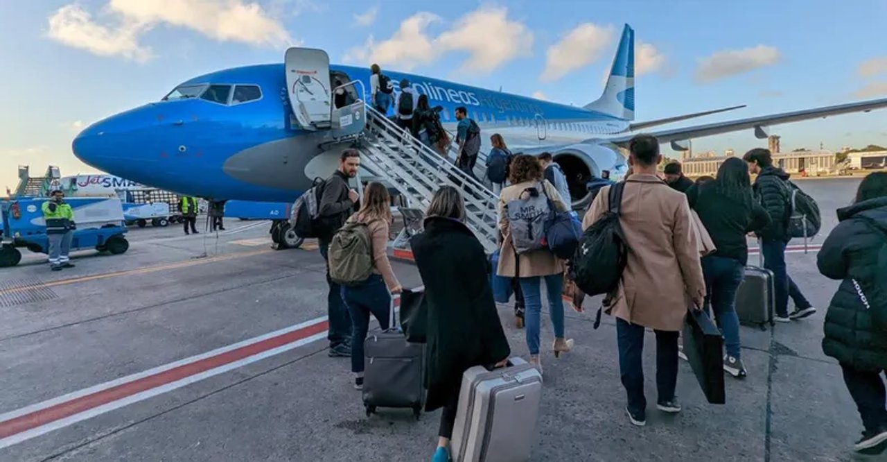 noticiaspuertosantacruz.com.ar - Imagen extraida de: https://adnsur.com.ar/sociedad/dictaron-la-conciliacion-obligatoria-y-habra-vueltos-de-aerolineas-argentinas-este-viernes_a6690577254f9b93c79eec0e4